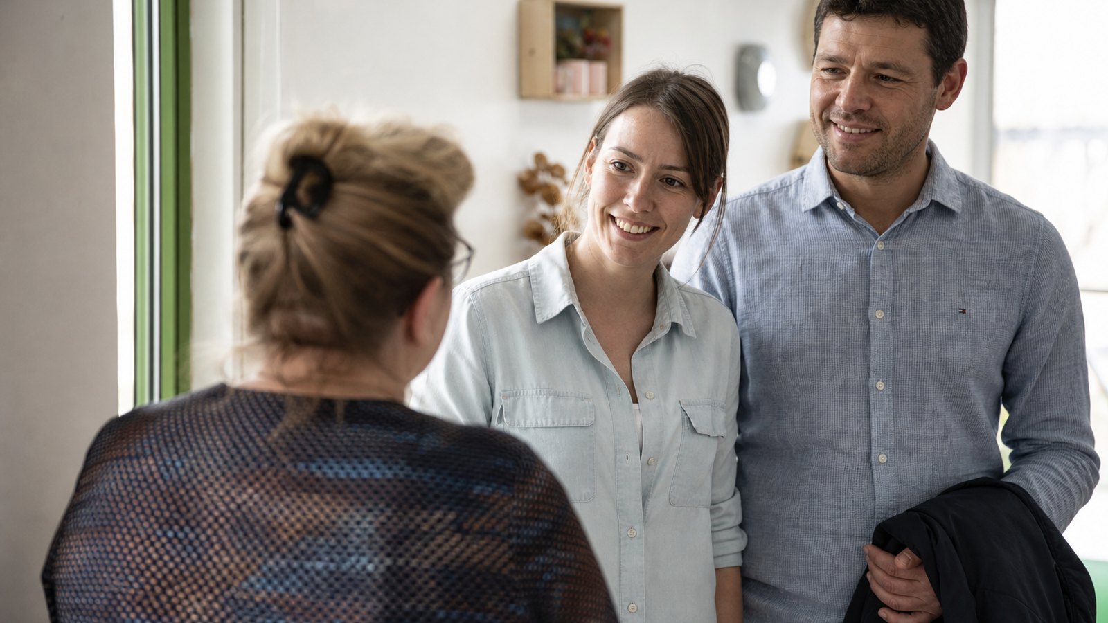 Première rencontre entre des parents et une assistante maternelle
